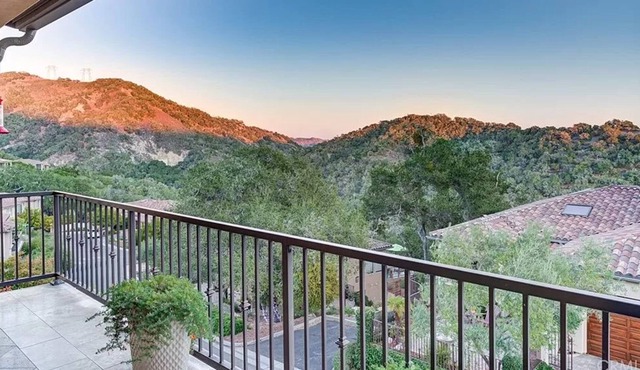Luxury Avila Beach- Mtn & Ocean Views, Beach, Trails, Wineries, Natural Beauty.