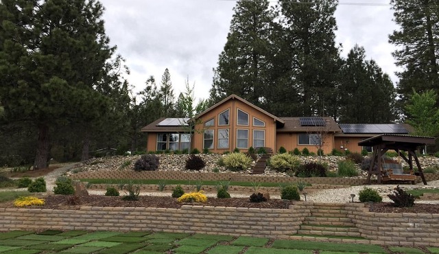 Luxury Cabin Rental with a Fire Pit in Coulterville, California