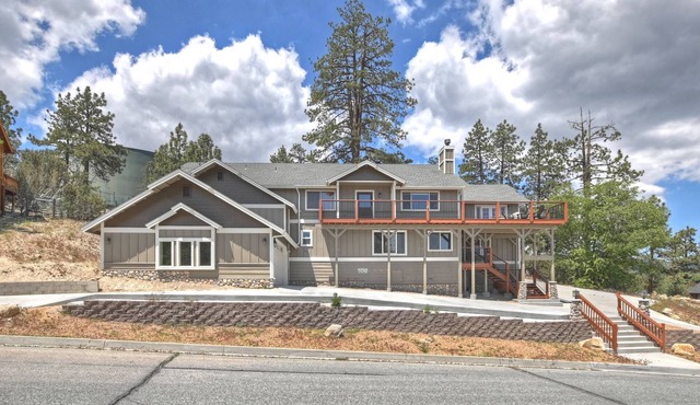 Luxury Castle Glen Home! HOT TUB! PET FRIENDLY! Central A/C! Mountain Views! Theater Room! Fully Fenced Back Yard! 2 Game Rooms!