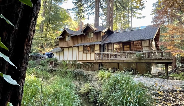 Luxury Creekside Cottage , nestled under the redwoods. Walk to everything!