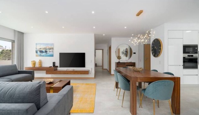 Luxury new 2 bedrooms apartment with parking.