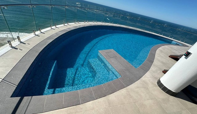 Luxury Pearl Main Beach Apartment Walk to the Beach