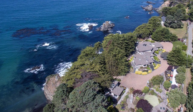 Luxury Private Retreat Waterfront Estate minutes to Sea Ranch golf course !