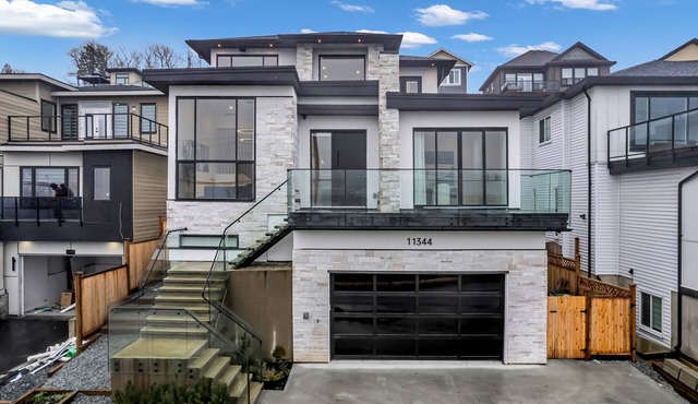 Luxury River-View Home w/Chef’s Kitchen Smart Tech Parking Sleeps 15!
