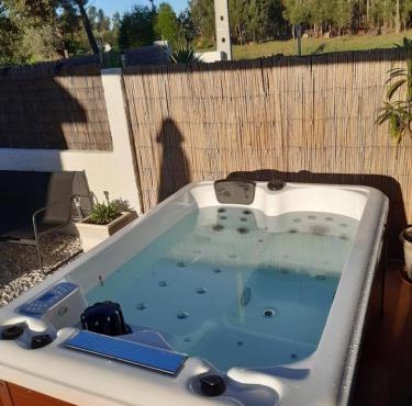 Luxury Romantic Retreat with Hot Tub & Pool