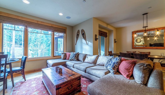 Luxury Townhome w/Jacuzzi & Private Patio 413