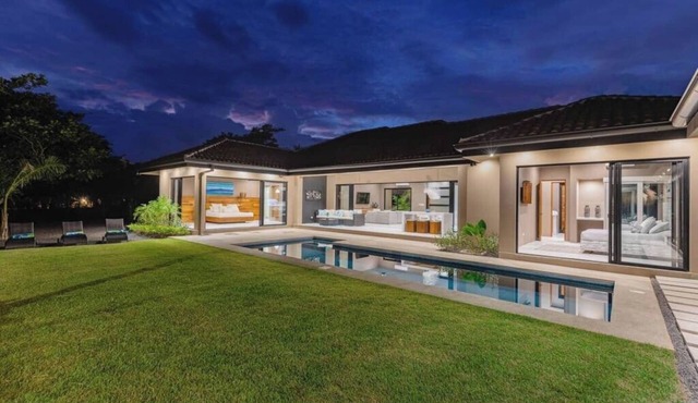 Luxury Villa for 20 Guests with Beach Club, Daily Housekeeping & Private Pool in Hacienda Pinilla