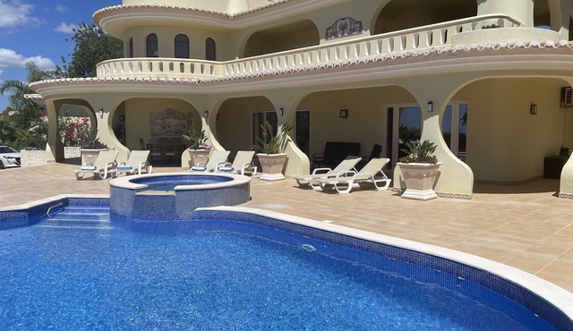 Luxury villa, private heated pool & gardens with amazing sea view over Vilamoura