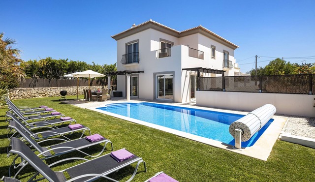 Luxury Villa with Private Pool, Games Room and Gym. 15 mins drive to the Beach!