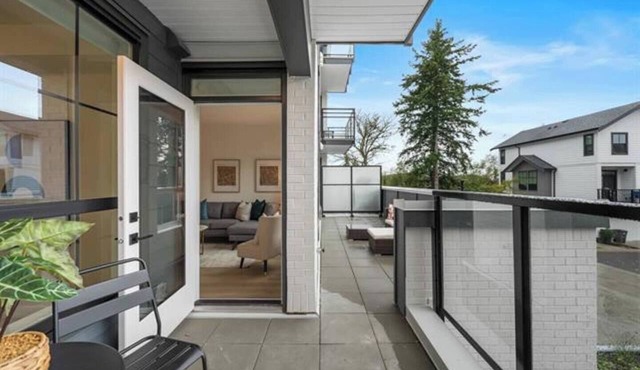 Luxury White Rock 2BR | King Bed | Sleeps 6| Parking