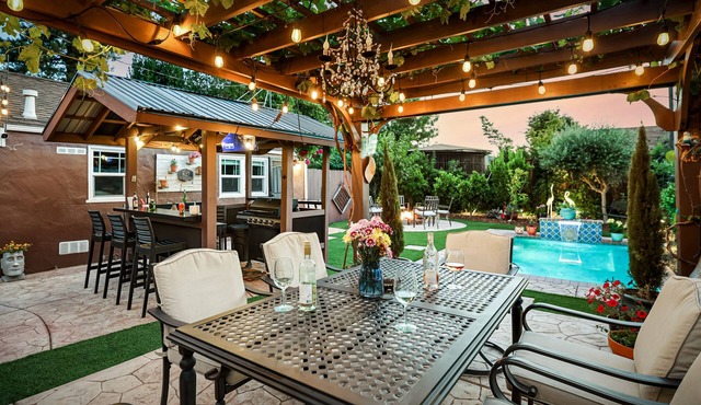 Magical-dwntwn Lodi, hot tub, firepit, wine tasting, backyard oasis