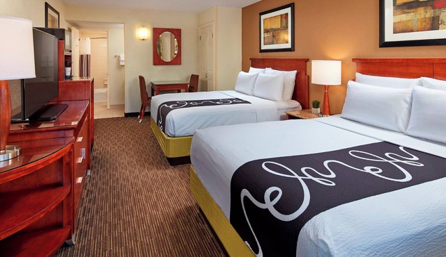 Making The Best Memories Along The Way: Inviting Room with Pool Access