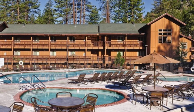March 6-10! Lake Tahoe's 3-bedroom resort - Sleeps 8. Book your ski weekend!