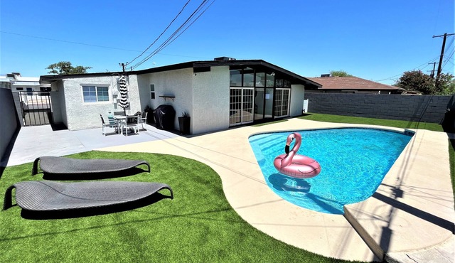 MID CENTURY OASIS – 3BR&2BA – POOL.