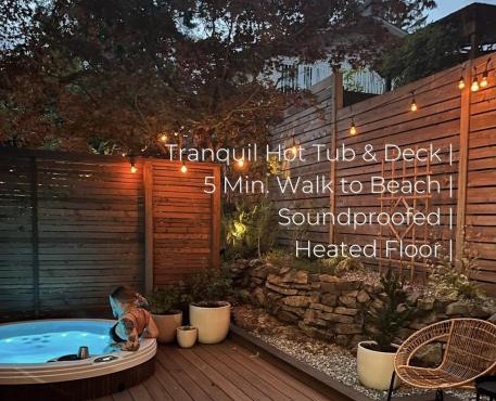 Mid-Island Getaway - Sunken Hot Tub & Deck - Close to Beach - Modern