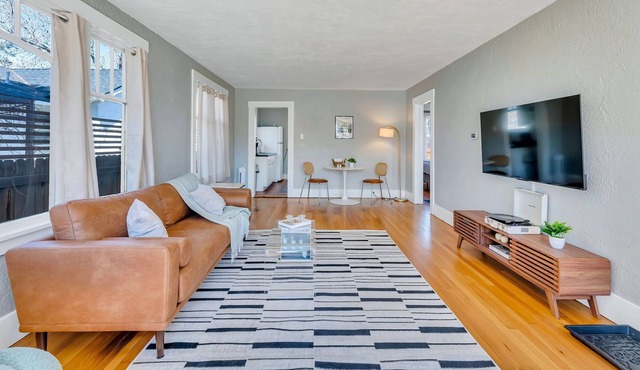 Midtown Mtn Charmer~Pets~BBQ~Fire pit~A+ Walk Score~high speed WiFi~Foosball!