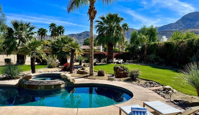 Mirage Cove. Beautiful home. Putting green, private pool/spa, mountain views.