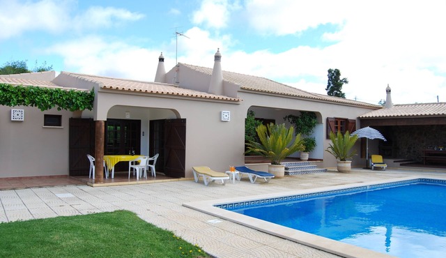 Modern Villa with large garden areas private Swimmg-pool .