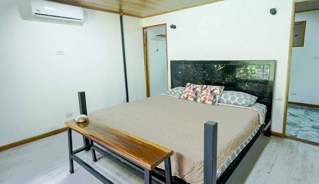 Modern 2BR Penthouse w/Bathtub, Smart TV, Full Kitchen, A/C + Pool