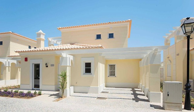 Modern 2 bed golf villa with shared pool