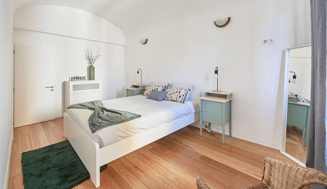 Modern 2 BR Near Praça do Giraldo w/ balcony