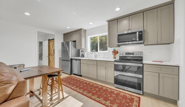 Modern 2BR/2BA Close to Downtown