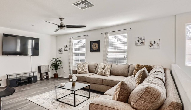 Modern 3 bed 2 bath Townhome in Las Vegas!