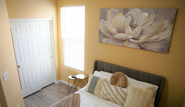 Modern 4 bedroom home Cozy & clean centrally located