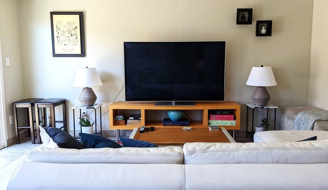 Modern 4BR; Convention Ctr~2mi; Yard/Patio/Outdoor Bar; AC, W/D, 4-car Parking!