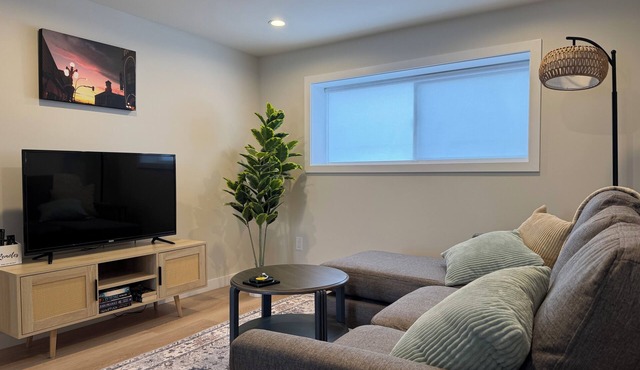Modern Bright, Private & Guest-Loved 1 BR Suite in Victoria-Great Location