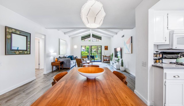 Modern condo with mountain view, private balcony, pools