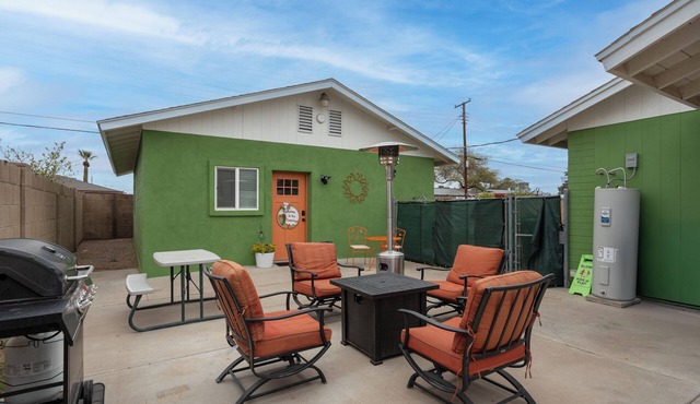 Modern family-friendly 2BR guesthouse with full kitchen and washer/dryer.