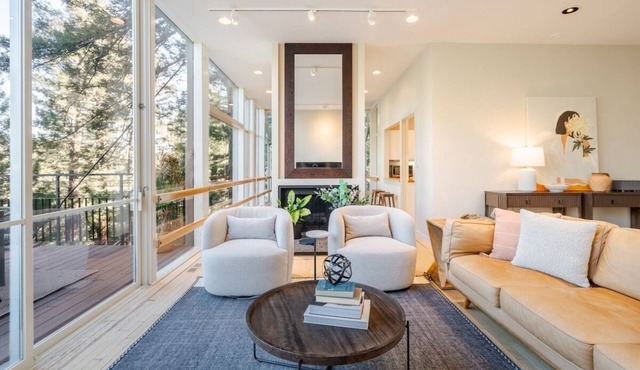 Modern Glass Treehouse Refuge in Redwoods