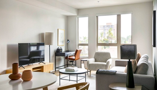 Modern Hillcrest 1BR w/Gym, W/D & Pool, nr bars & shops, by Blueground