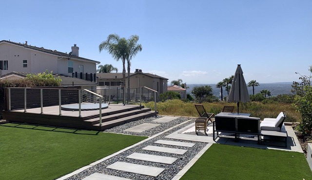 Modern Hilltop Retreat: Spacious, Beautiful Views, Indoor + Outdoor Entertaining