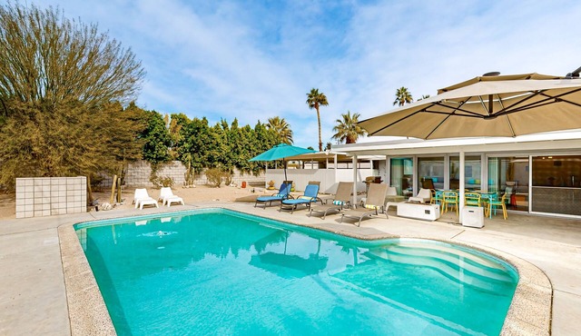 Modern home w/mountain views, private backyard pool & grill, close to downtown