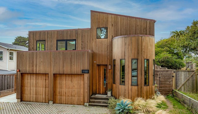 Modern indoor-outdoor living w/Hot Tub – Walk to Beaches & Mountain Trails
