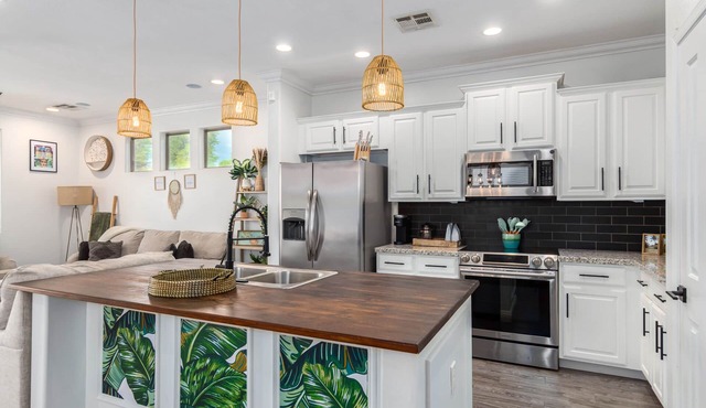 Modern Island Getaway with Heated pool added fee, Bar & Gazebo