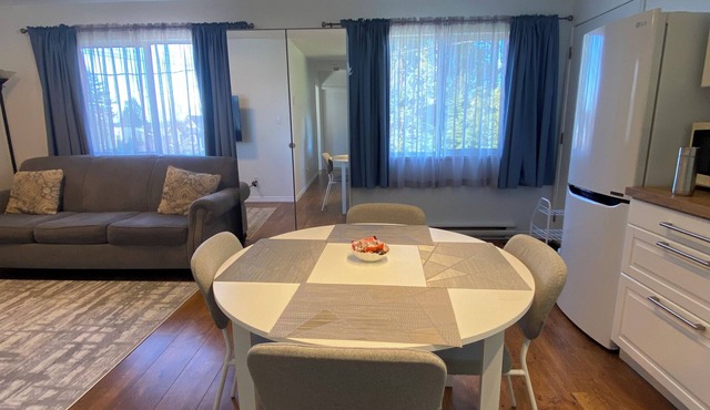 Modern North Van Suite w/Free Parking & Transit