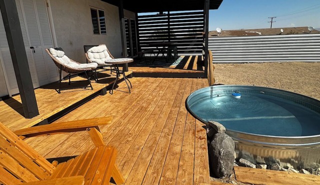 Modern Oasis-Pool + Deck. 7 mins to Joshua Tree National Park- 2 Bedroom-2 Bath