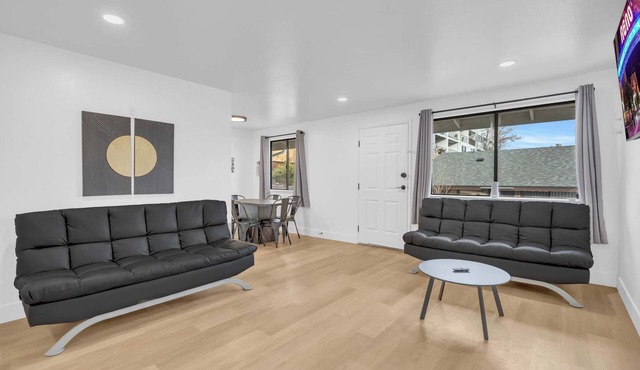 Modern Reno House/2 Baths, Garage/Sleeps 6