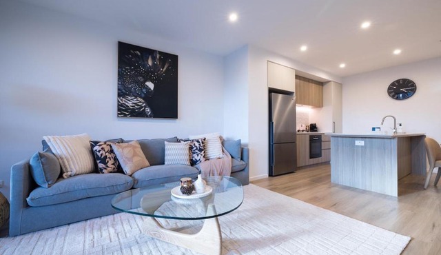 Modern Retreat-style Apt, Stunning Rooftop Pool and River Views, Secure Park, Gym
