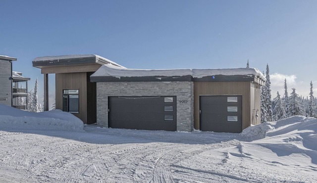 Modern Ridge house with 2 private hot tubs, laundry, gear room and suite