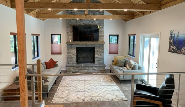 Modern Stateline home, Walk to town, Large 2 car garage,Dead end street.