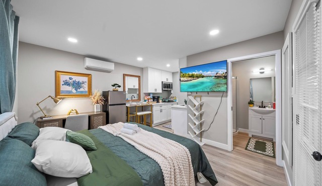Modern Studio w King Bed, Full Kitchen, Gated Yard