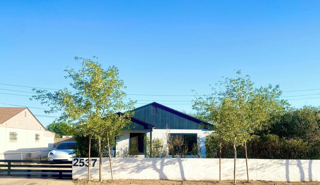 Modern Urban Oasis Conveniently Located near Downtown Phoenix. in Phoenix