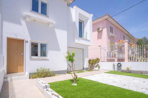 Modern Villa with Garden and Private Parking