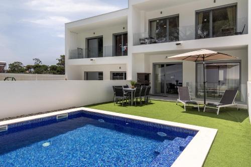 Modern Villa with pool and garage by Soulplaces