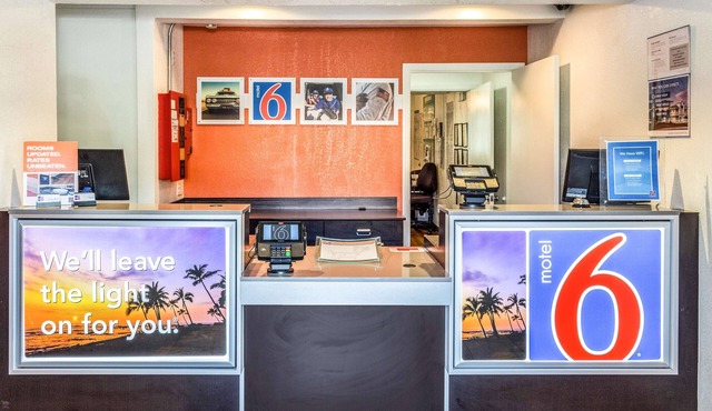 Motel 6 Bakersfield, CA - East