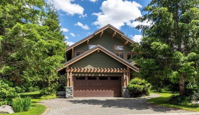 Mountain chalet w/AC, hot tub & deck